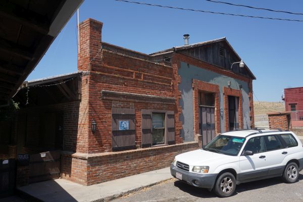 [Picture of Pacific Saloon facing plaza]